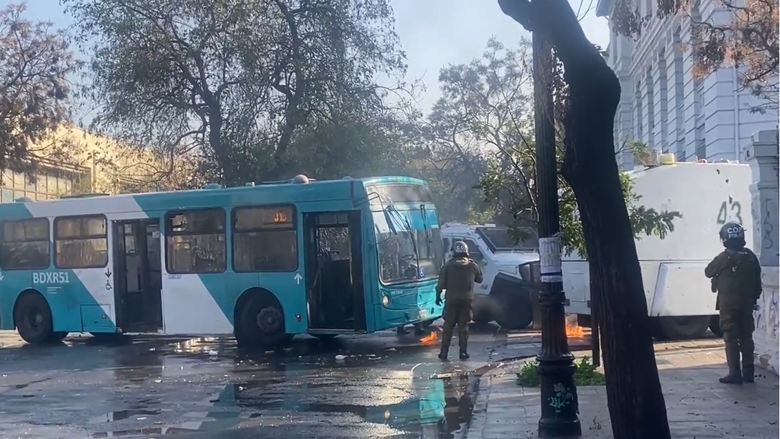 Veintena de encapuchados intentó quemar una micro frente al Liceo de Aplicación
