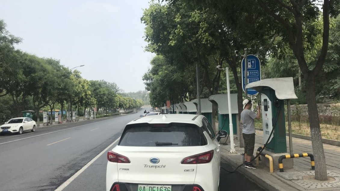 China emite plan para impulsar recarga de vehículos eléctricos en autopistas