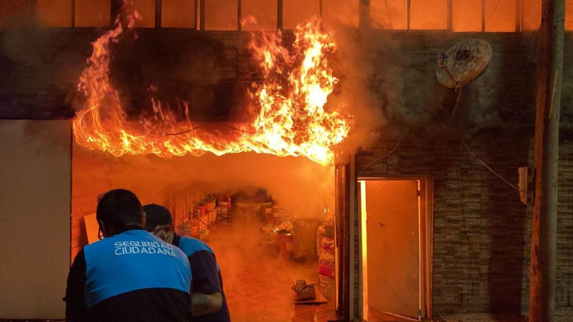 Incendio destruyó una casa y parte de un hotel en Pozo Almonte: 20 damnificados