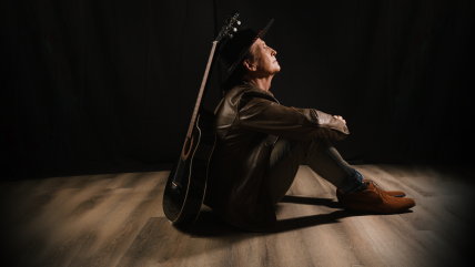   Emmanuel homenajea al estilo regional mexicano con 