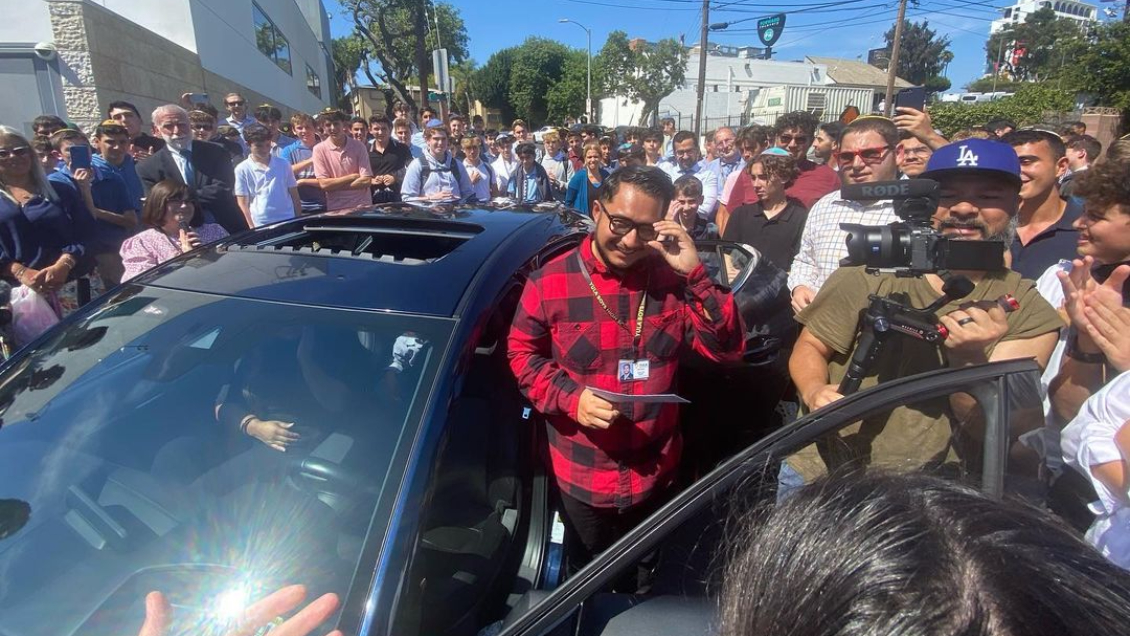 Alumnos compran un auto a profesor que tardaba cuatro horas en llegar al colegio