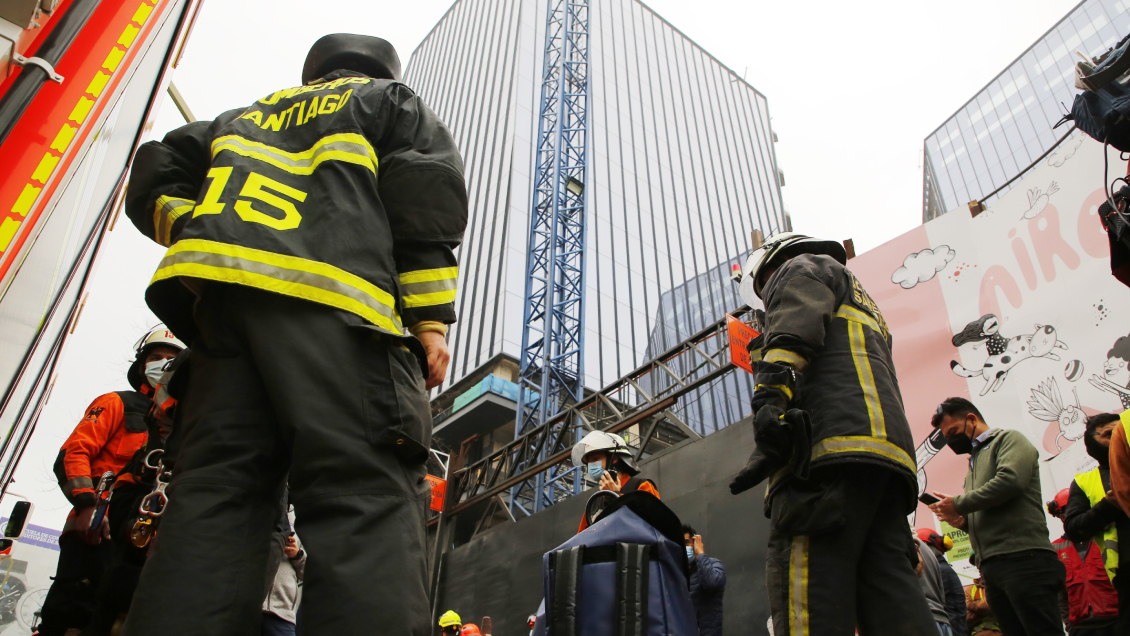 Derrumbe de un edificio en construcción en Las Condes moviliza a Bomberos