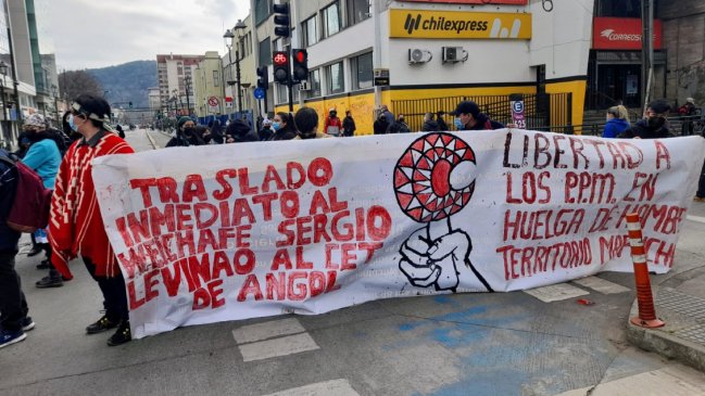   Manifestantes marchan en el centro de Temuco en apoyo a presos mapuche 