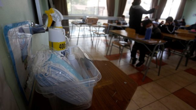 Profesores rechazan posible flexibilización de uso de mascarillas en colegios