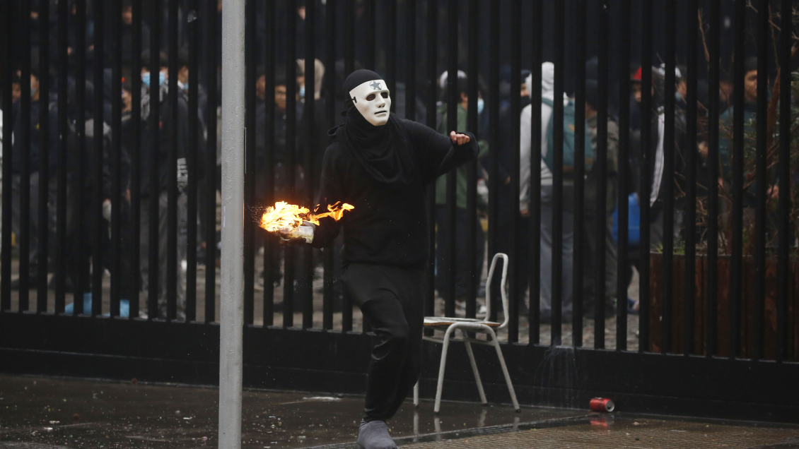 Encapuchados provocan incidentes afuera del Instituto Nacional y en la Alameda