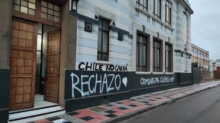 Municipalidad de Arica amaneció con rayados pro Rechazo