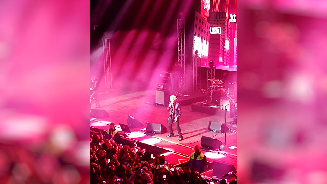 Billy Idol debió salir del escenario tras incidentes en las afueras del Caupolicán