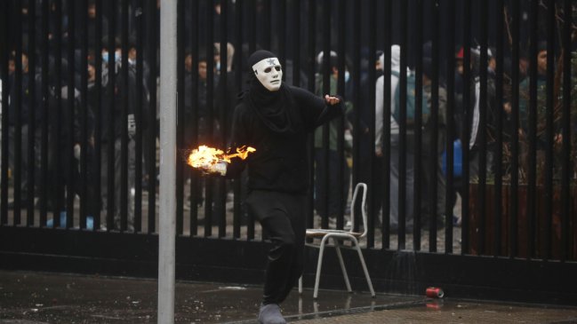 Encapuchados provocan incidentes afuera del Instituto Nacional y en la Alameda