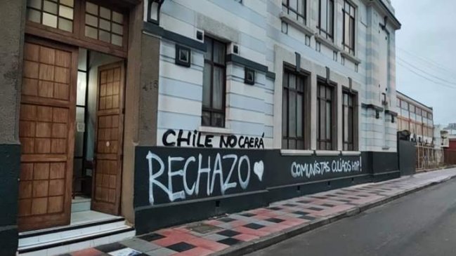 Municipalidad de Arica amaneció con rayados pro Rechazo