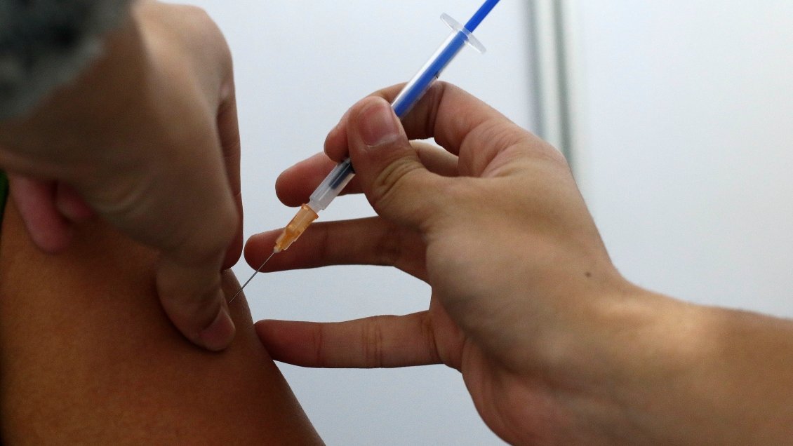 Ante la variante ómicron, tres dosis de vacuna pueden proteger mejor que dos