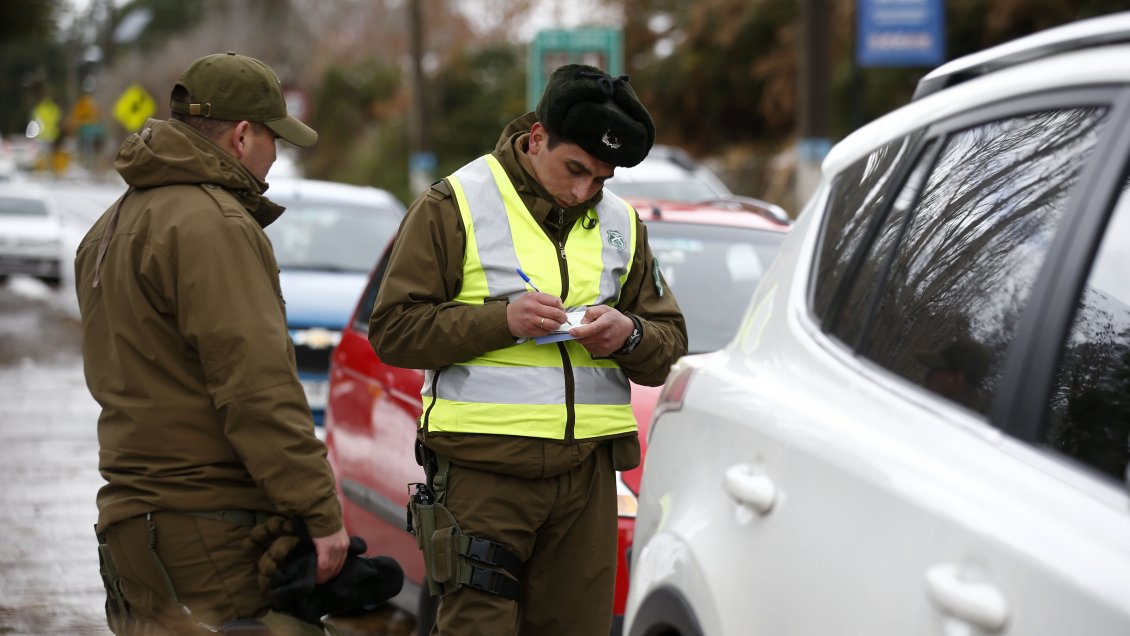 Persecución policial terminó con dos detenidos que se trasladaban en un vehículo con encargo por robo
