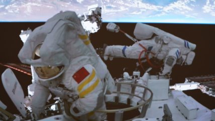   Taikonautas cumplen su primera misión fuera de la estación espacial 