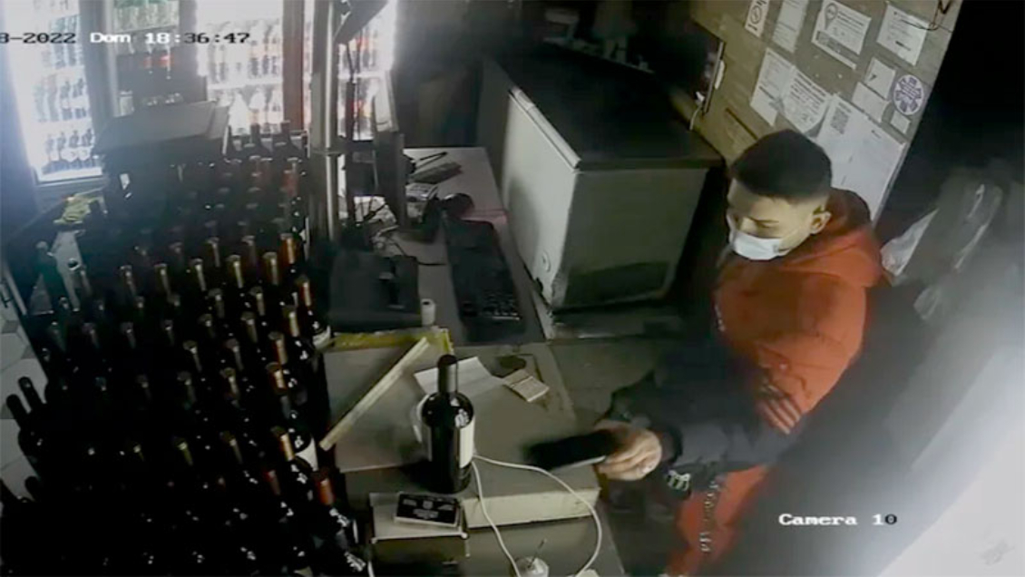 Fue contratado en un restaurante y se robó el dinero del local en su segundo día de trabajo