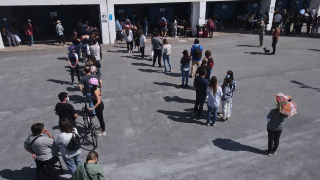 Avanza el plebiscito: Largas filas en los locales chilenos y sigue el conteo de votos en Europa