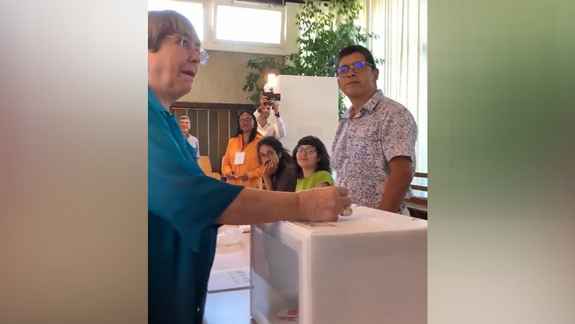 Michelle Bachelet votó en Ginebra: 