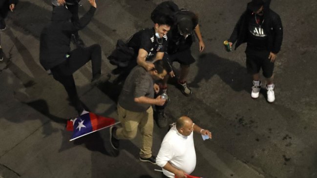 Enfrentamientos y ataques a vehículos se registran en las inmediaciones de Plaza Baquedano