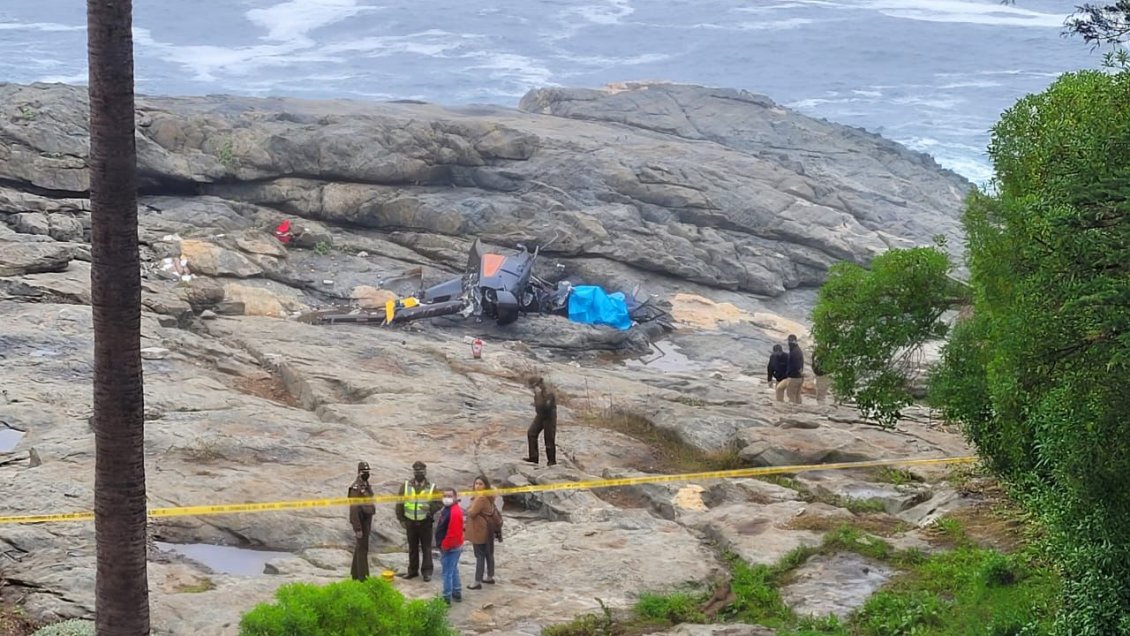 Dos personas murieron al caer helicóptero en Zapallar