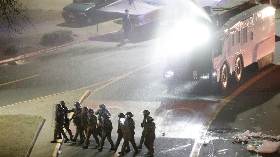 Ataque a comisaría, incidentes y barricadas en puntos de la capital post plebiscito