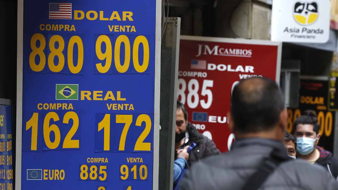 Dólar abrió con caída de 40 pesos en el día después del triunfo del Rechazo