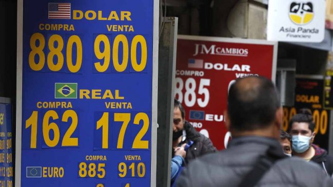   Dólar abrió con caída de 40 pesos en el día después del triunfo del Rechazo 