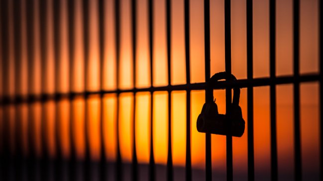 Profesor fue a la cárcel por no respetar el pronombre de su estudiante transgénero