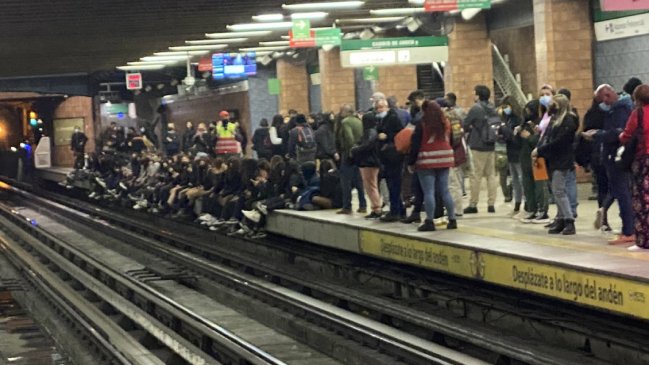   Protestas de secundarios obligaron a Metro a suspender temporalmente el servicio en varias estaciones 