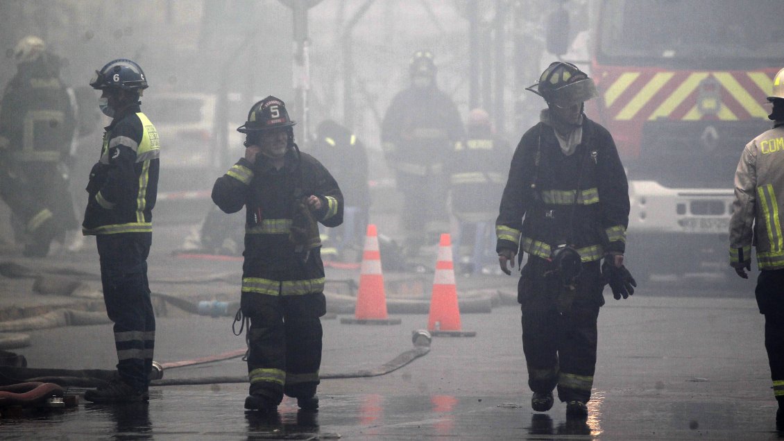 Incendio consumió tres casas y un taller mecánico en Antofagasta