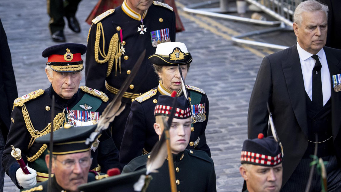 Los hijos de Isabel II guardan vigilia junto al féretro de su madre