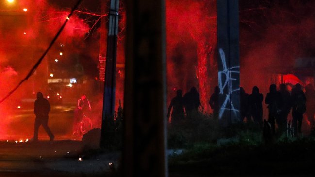 Un carabinero baleado, un camarógrafo herido y un bus quemado marcaron incidentes nocturnos por el 11-S en Santiago