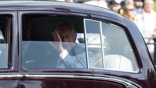 Carlos III promete en el Parlamento respetar los principios constitucionales