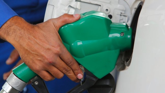  Precios de las bencinas disminuirán hasta 10 pesos por litro este jueves  