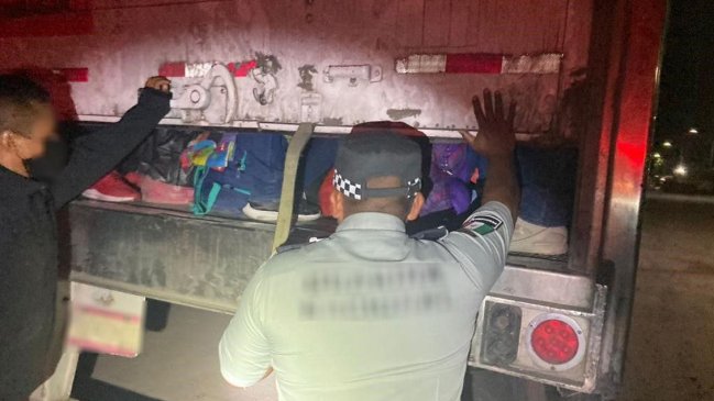 Hallan a 121 migrantes abandonados dentro de un camión en el norte de México