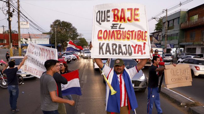  Camioneros paraguayos amenazan con sitiar Asunción en protesta por combustible  