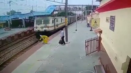   Todo por una botella: Mujer se salva dos veces de ser arrollada por un tren 