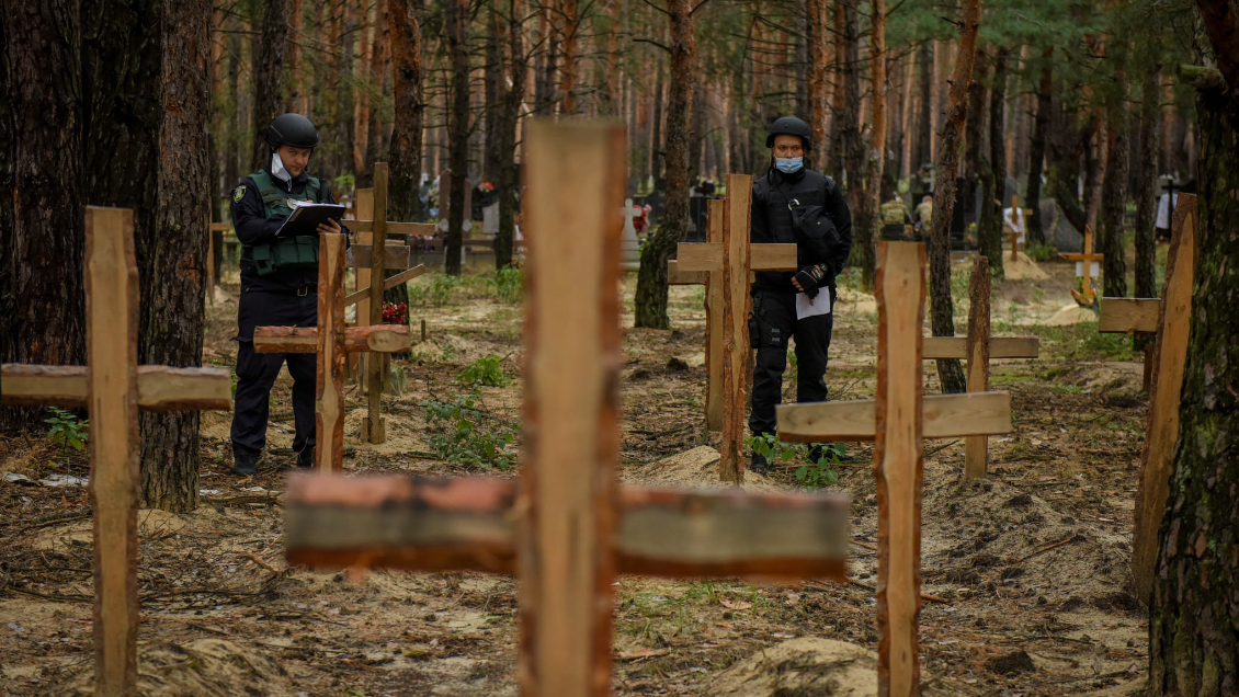 Ucrania reveló el hallazgo de 440 tumbas y una decena de supuestas cámaras rusas de tortura