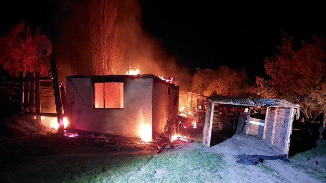 Encapuchados armados quemaron casa del cuidador de predio en Los Sauces
