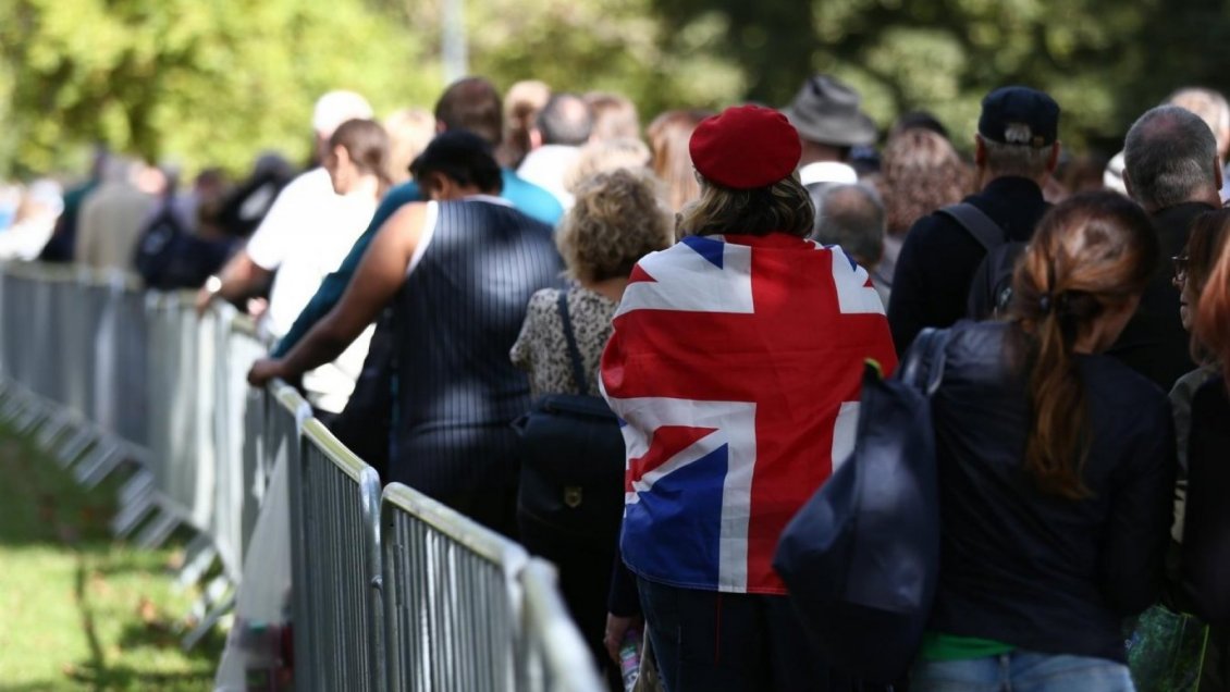La espera para acceder a la capilla ardiente de Isabel II supera las 24 horas