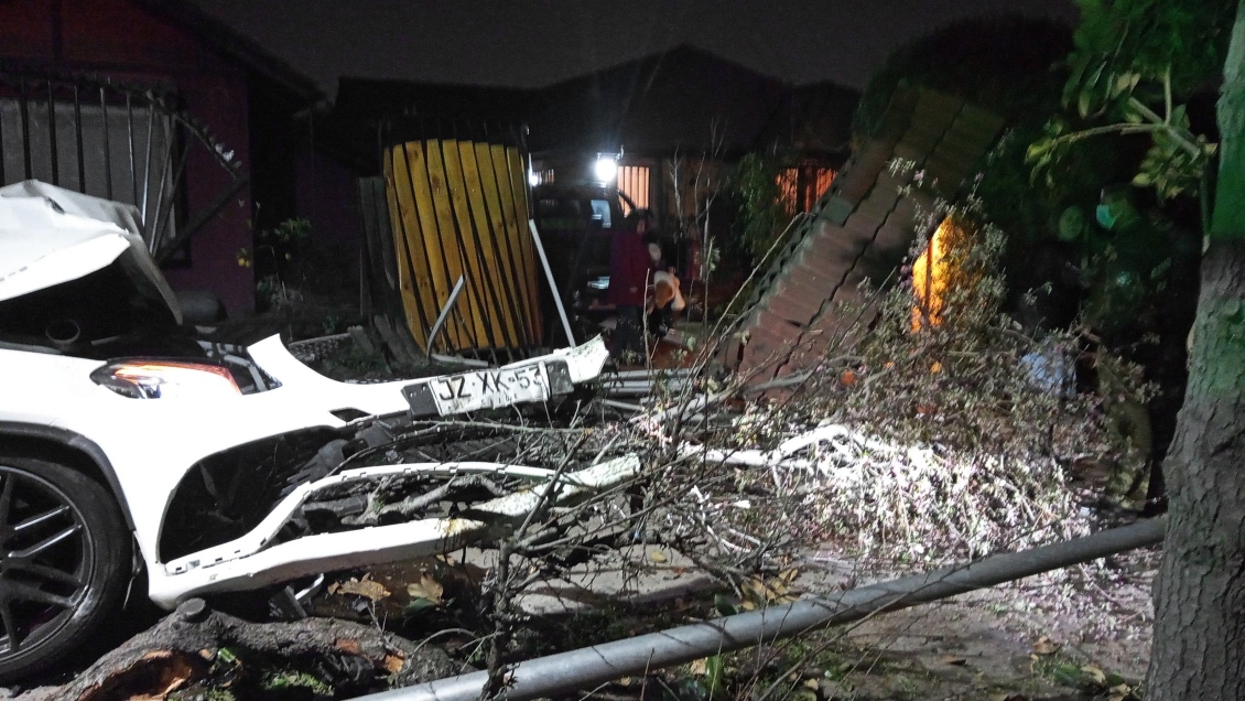 Cantante urbano Standly se estrelló en un vehículo contra una casa en Peñalolén