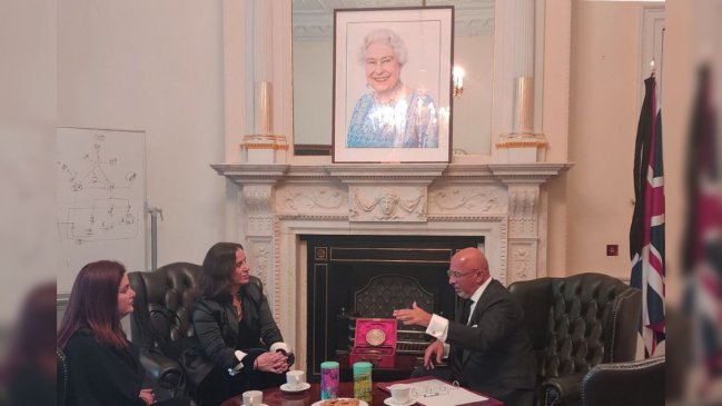 Canciller Urrejola llegó a Londres para asistir al funeral de Isabel II