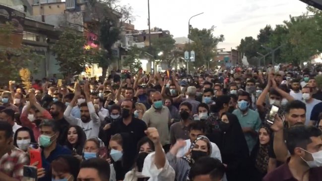  Nuevas protestas en Irán por muerte de joven detenida por llevar mal el velo  