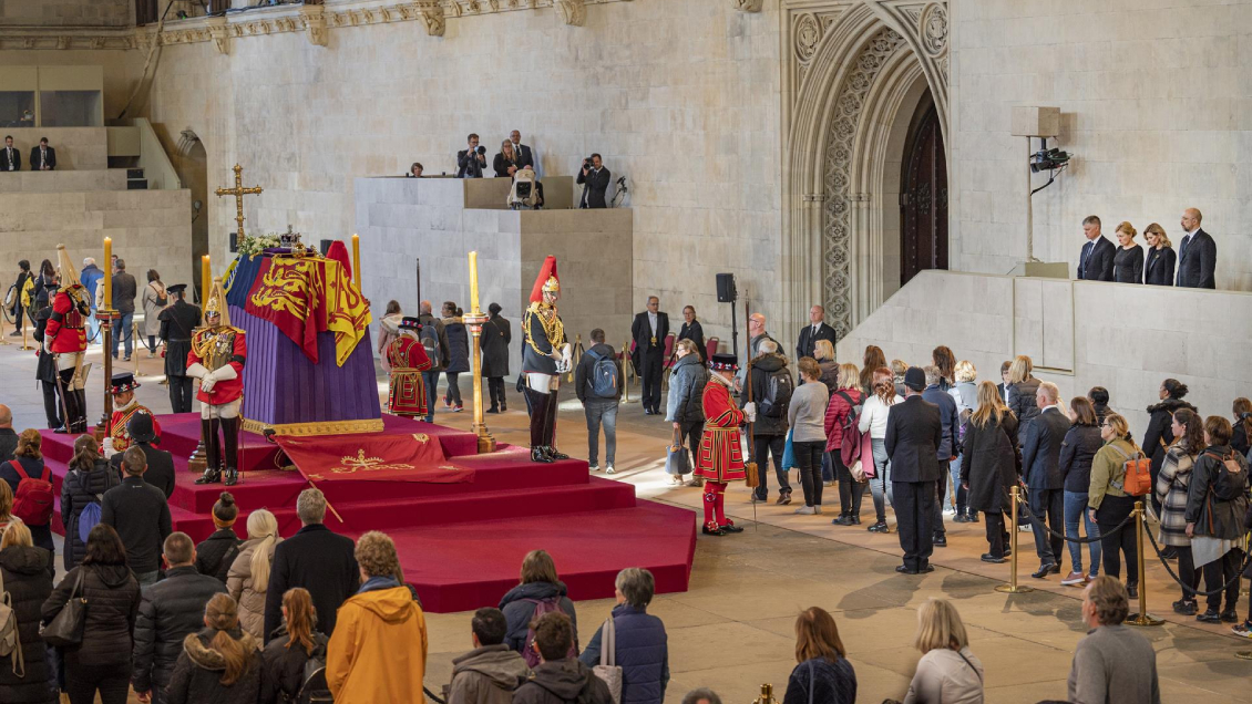 Unas 250 mil personas pasaron por la capilla ardiente de Isabel II