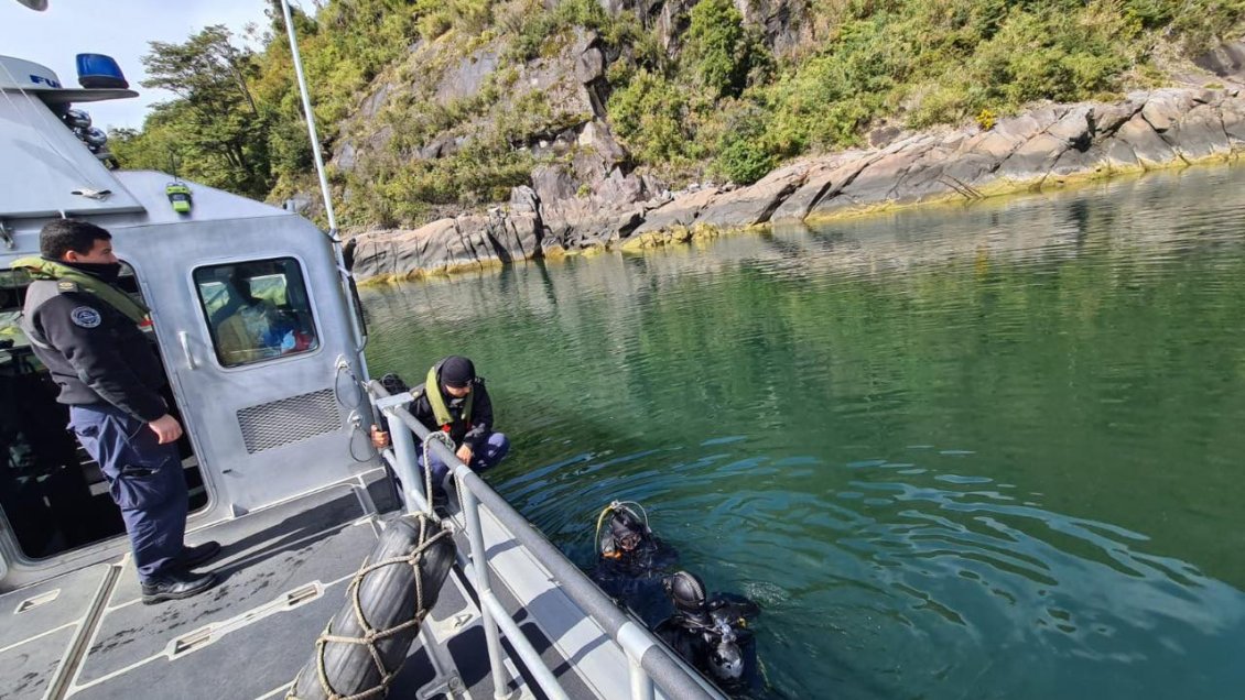 Encuentran cuerpo de tripulante desaparecido en Cochamó: Estaba a 15 metros de profundidad