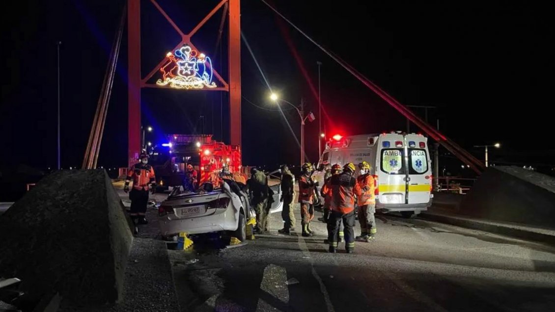Auto chocó contra pilar de puente colgante en Puerto Aysén: Una persona murió
