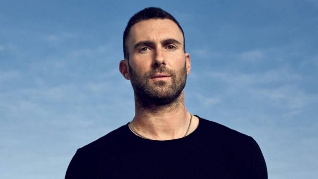 Más mujeres acusan a Adam Levine de enviarles mensajes comprometedores