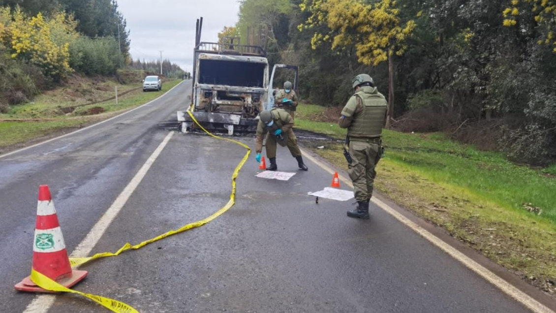 Camión fue quemado en Collipulli: Dejaron pancartas alusivas a la causa mapuche