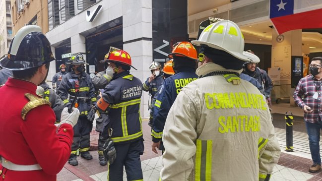 Bomberos controlaron incendio que afectó al Mall Vivo Imperio