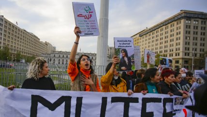   Decenas de personas protestaron en Santiago por la muerte de la joven iraní Mahsa Amini 