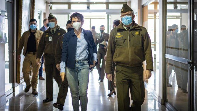 Ministra Carolina Tohá visitó a carabinero baleado durante procedimiento en Victoria