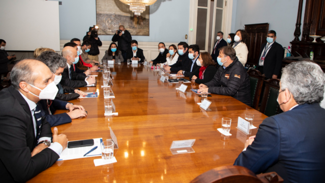 Líderes del Congreso se reunieron con alcaldes por rol de municipios en nuevo acuerdo constituyente