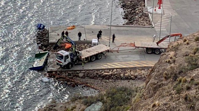 Rescatan rampa de embarcación que el domingo cayó al fondo del Lago General Carrera